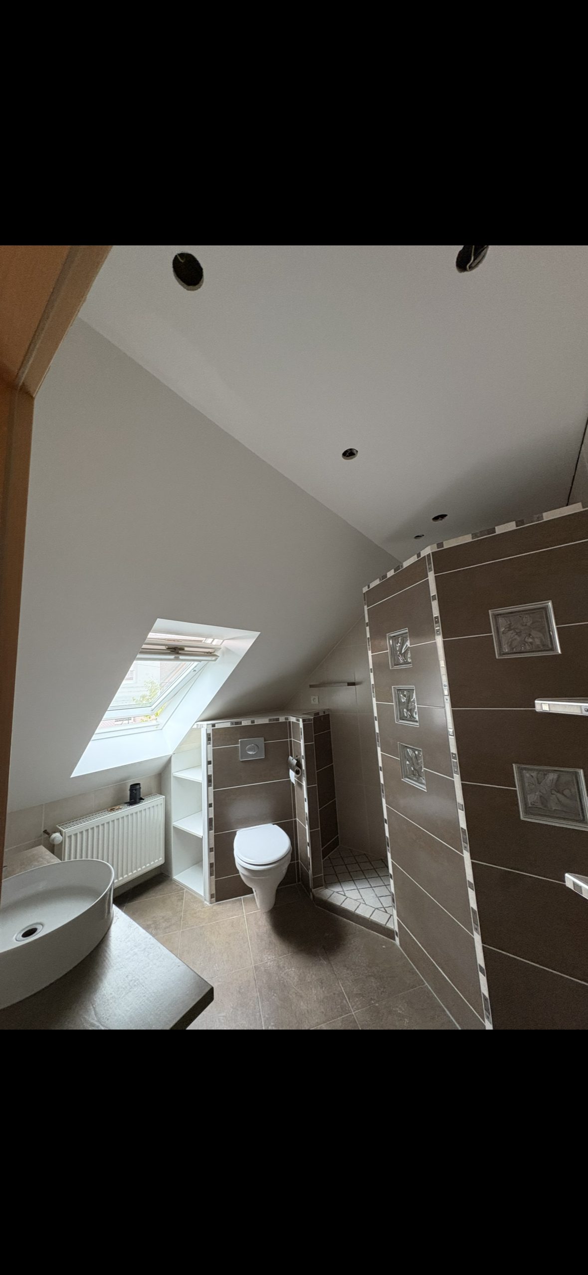 Faux plafond terminé en salle de bain – finitions LT PLAC