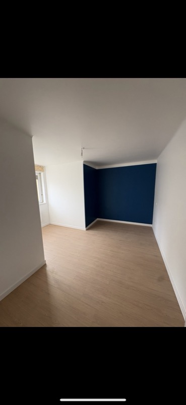 Finition peinture intérieure et sol stratifié – réalisation LT PLAC