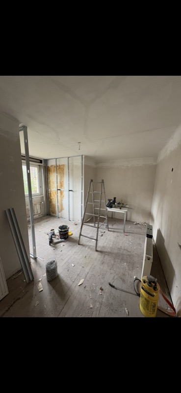 Pose de cloisons placo en cours – chantier LT PLAC