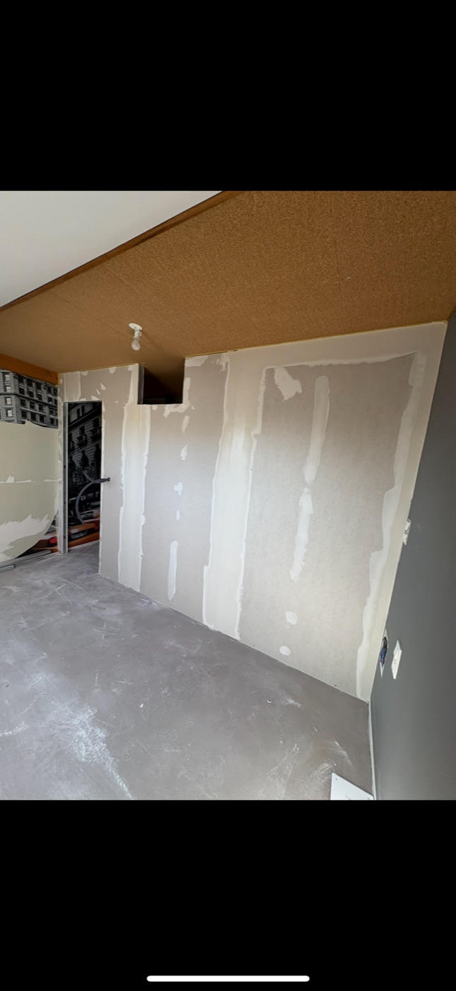 Photo verticale de travaux de finition intérieure – LT PLAC